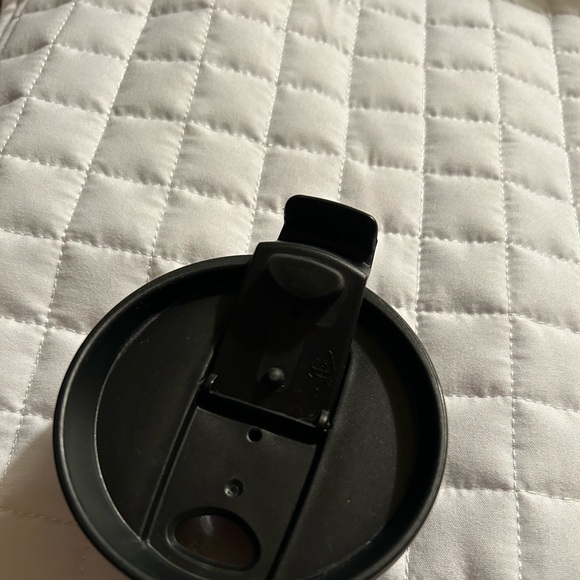 Eddie Bauer 7.5” For hot/cold beverages w/black 3” screwtop/snap top closure. - Picture 7 of 8